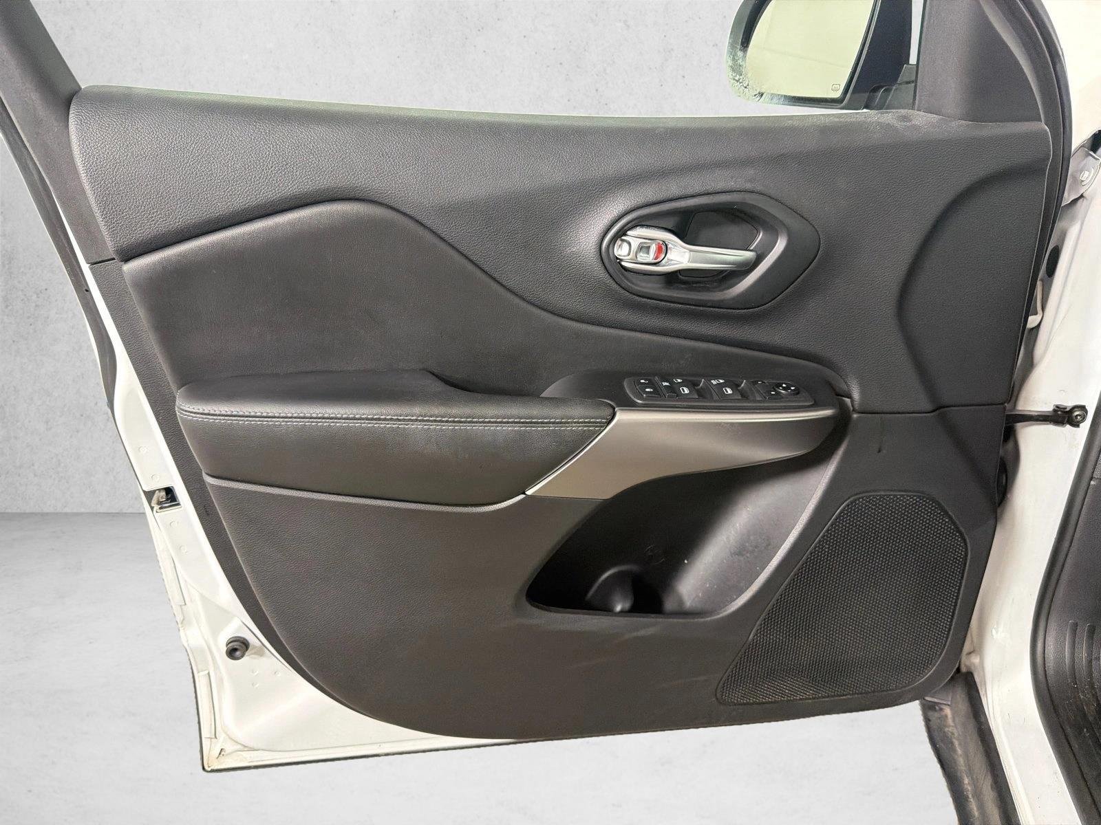 Used 2019 Bright White Clearcoat Jeep Latitude image 10