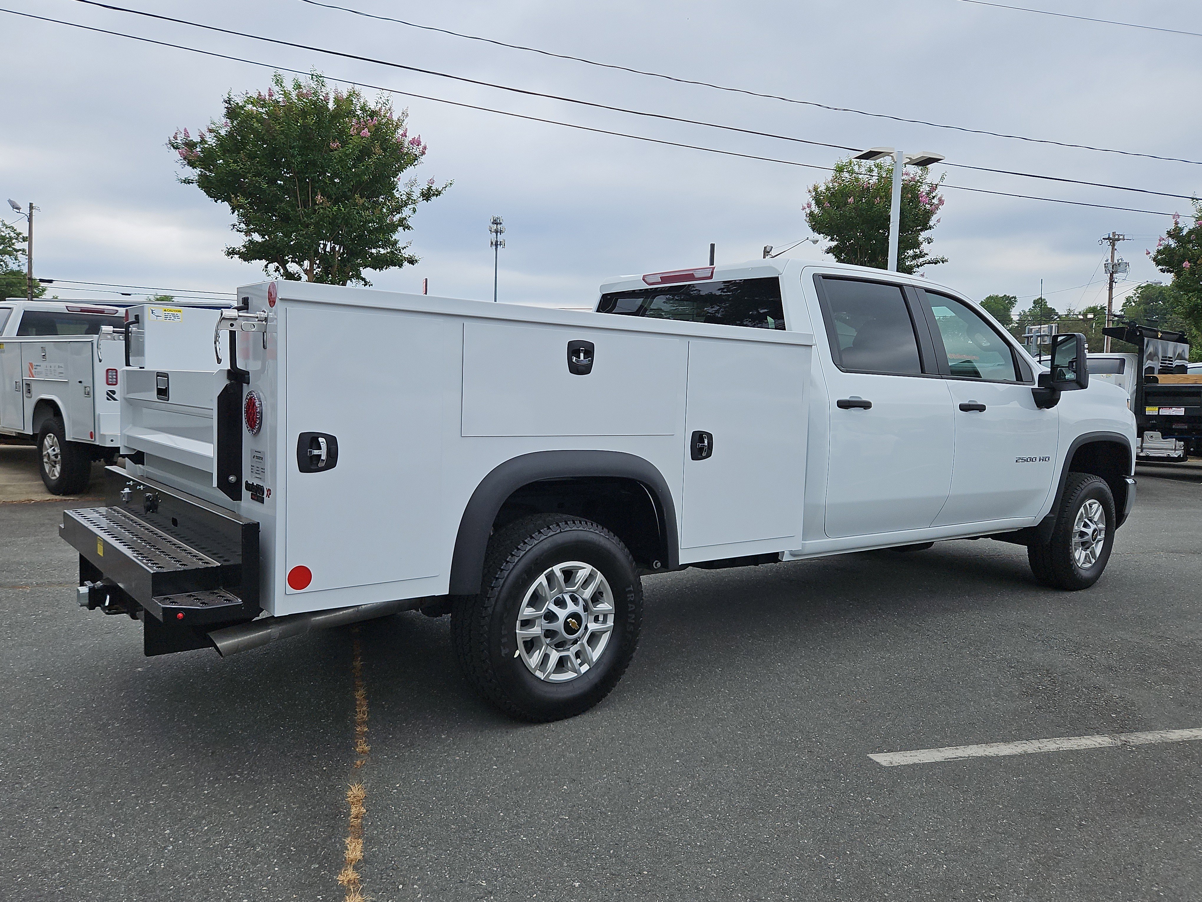 New 2026 Summit White Chevrolet WT image 5