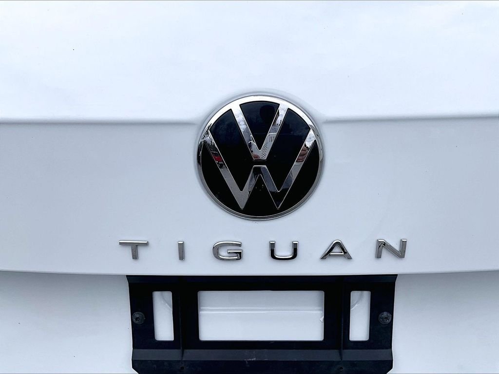 Used 2024 White Volkswagen 2.0T SE image 8
