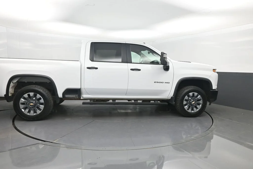 Used 2022 White Chevrolet Custom image 30