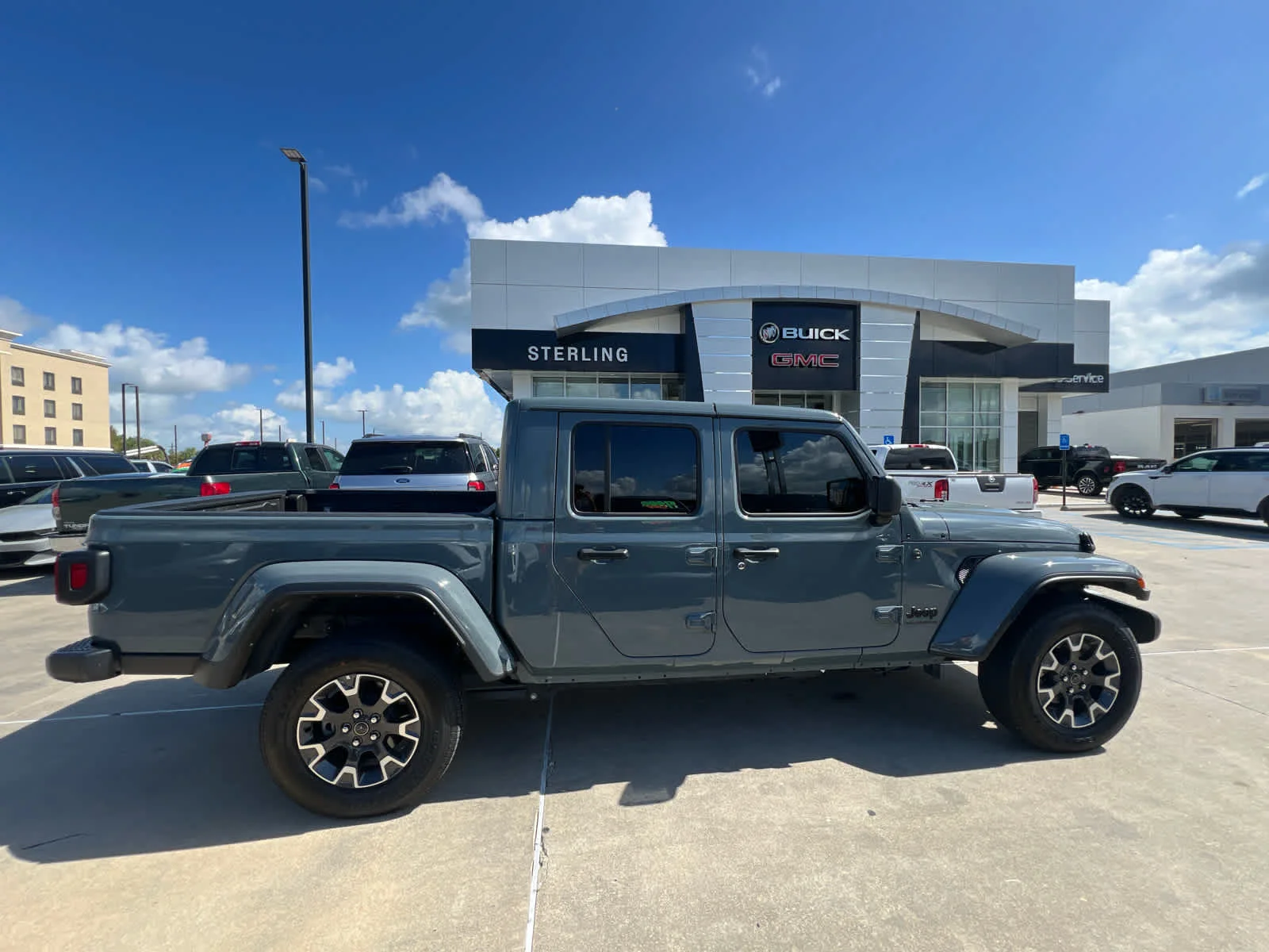 2025 Jeep Gladiator Nighthawk Auto's photo