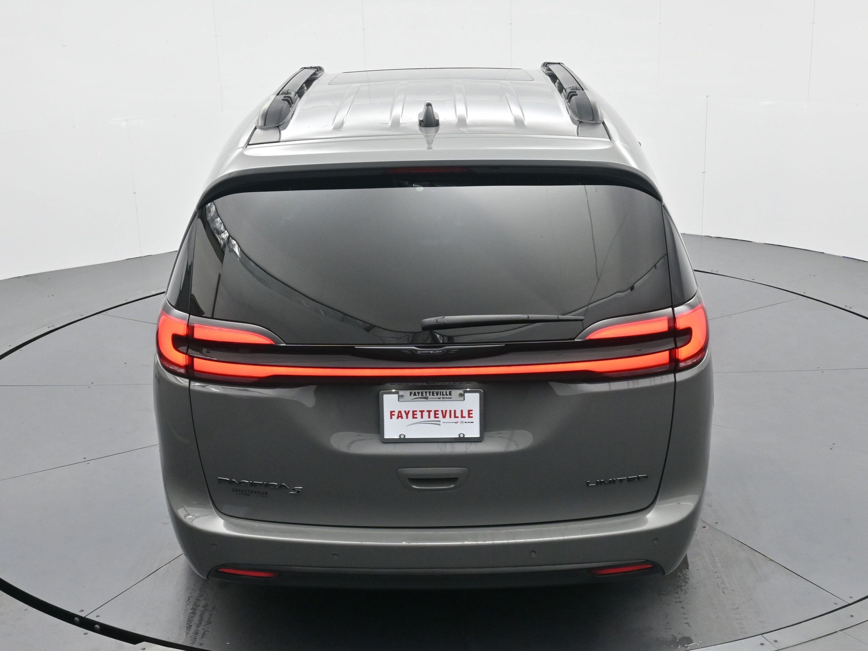Used 2025 Ceramic Gray Clearcoat Chrysler Limited image 22