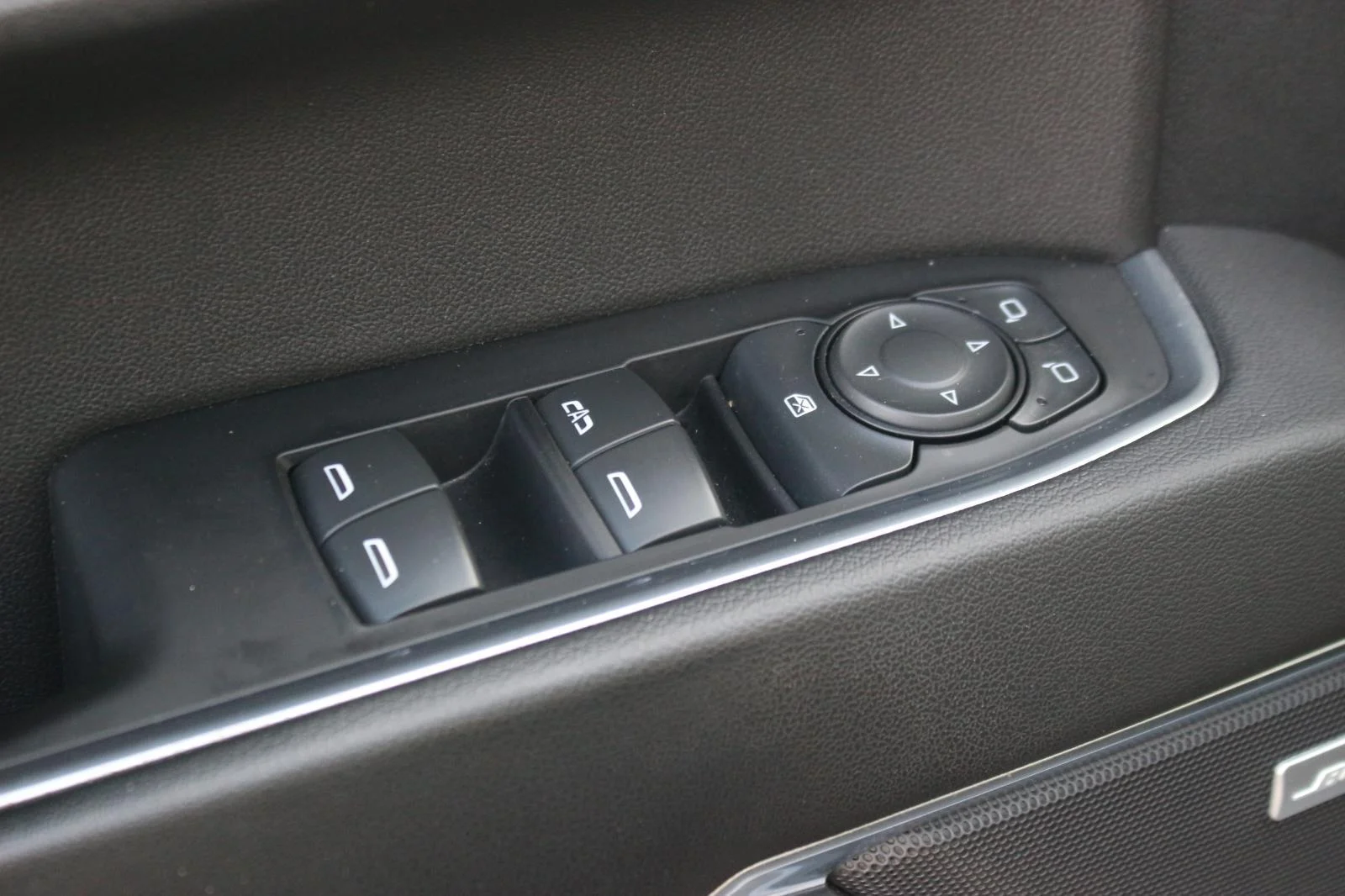 Used 2022 Quicksilver Metallic GMC Elevation image 15