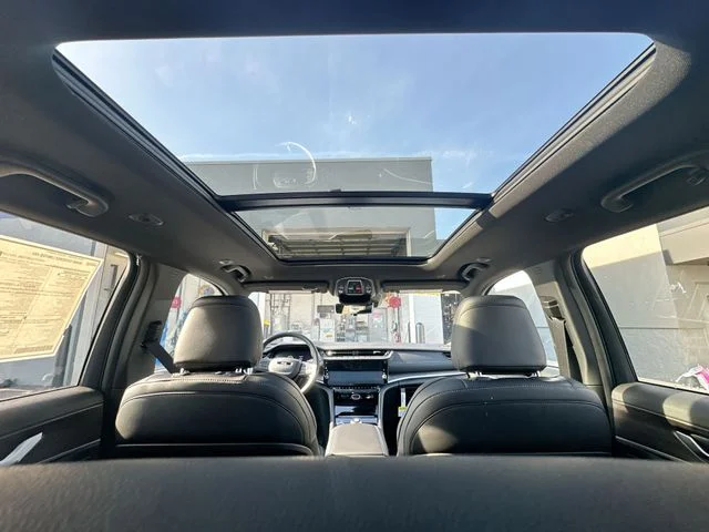 New 2026 Bright White Clear-Coat Exterior Paint Jeep Limited image 24