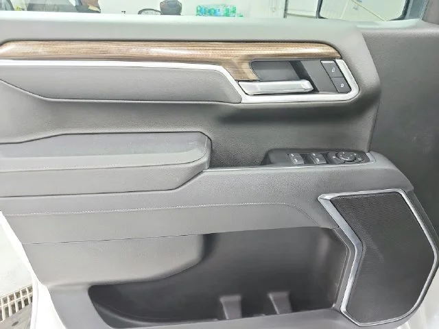 Used 2025 Summit White Chevrolet LT image 36