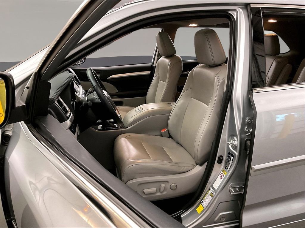 Used 2018 Silver Toyota XLE image 29