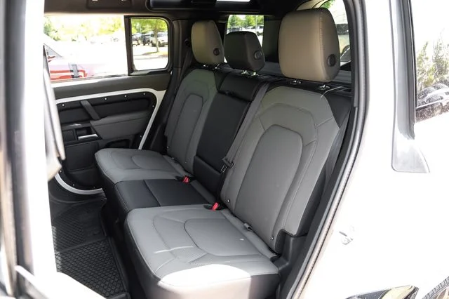 New 2026 White Land Rover X-Dynamic SE image 49