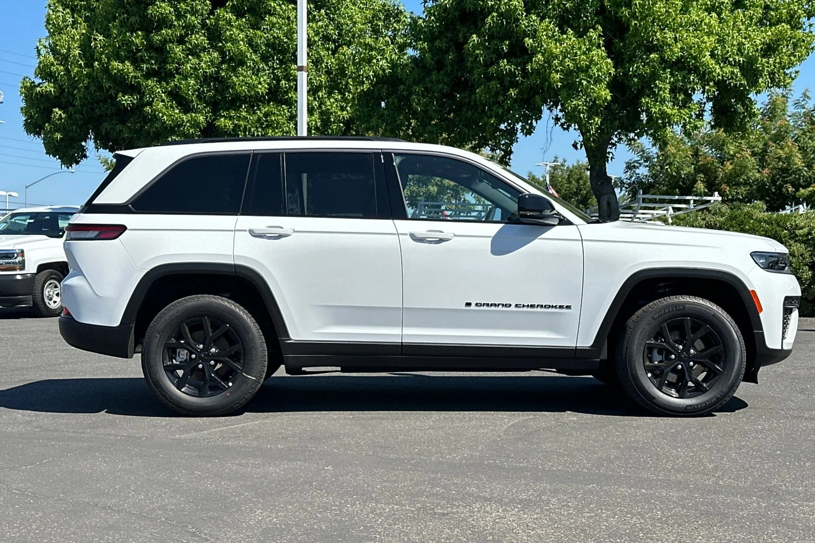 New 2026 Bright White Clear-Coat Exterior Paint Jeep Laredo Altitude image 3