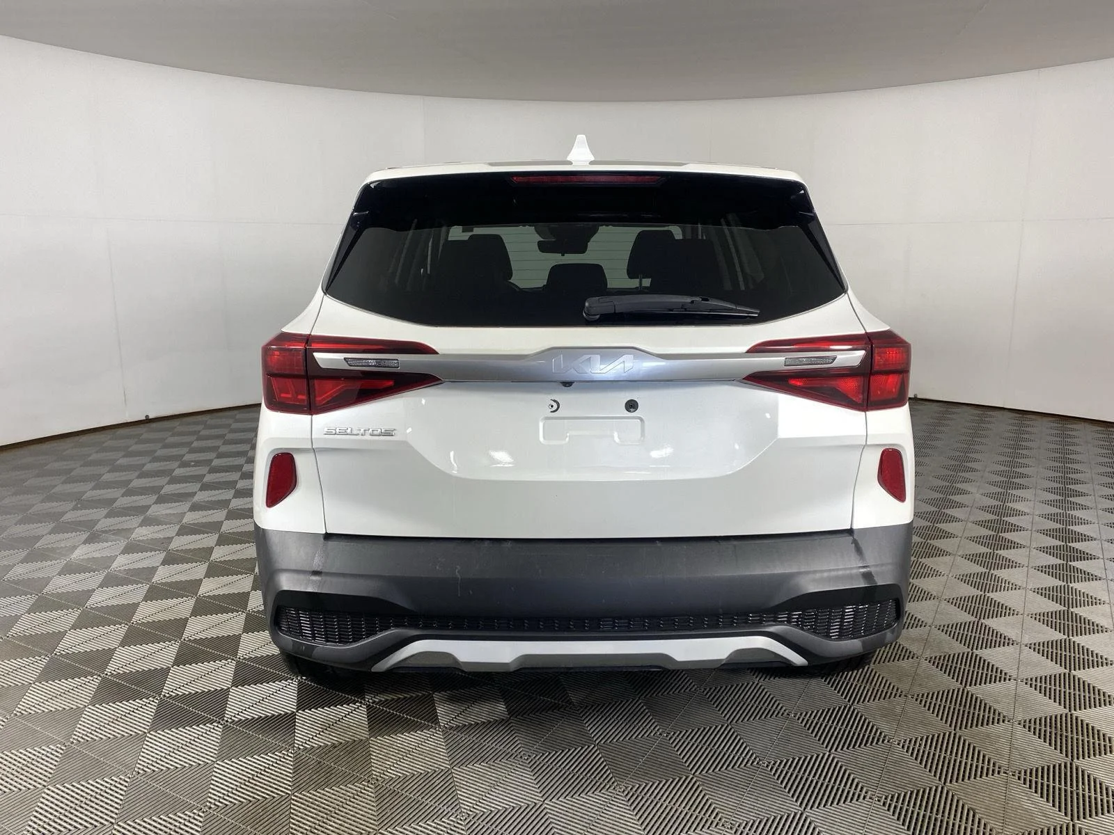 Used 2022 Snow White Pearl Kia LX image 21