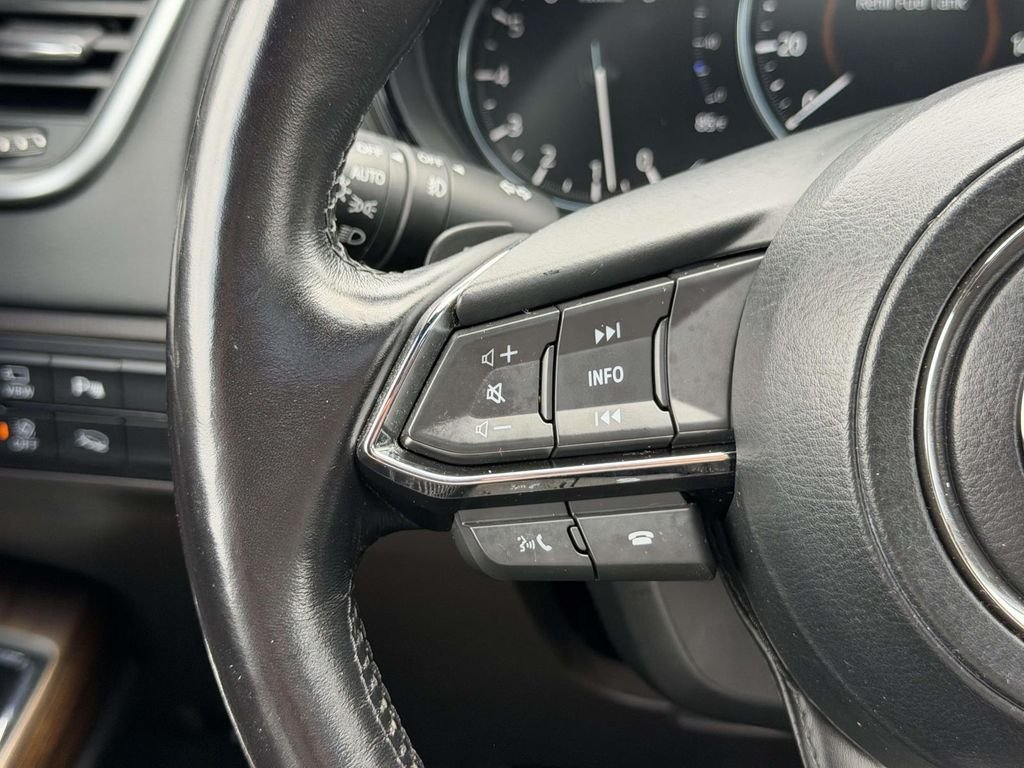 Used 2022 White Mazda Signature image 9