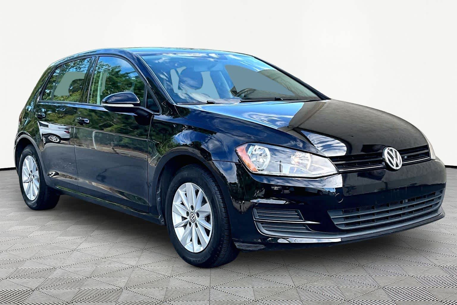 Pre-Owned 2017 Volkswagen Golf S