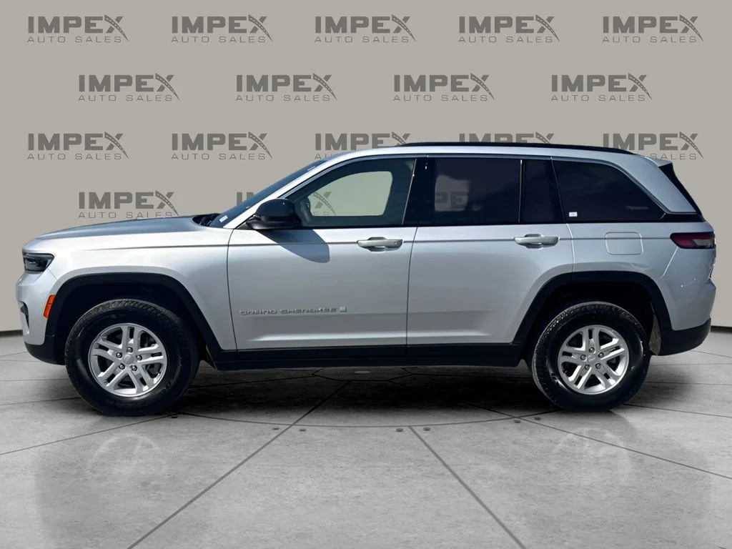 Used 2024 Silver Jeep Laredo image 2