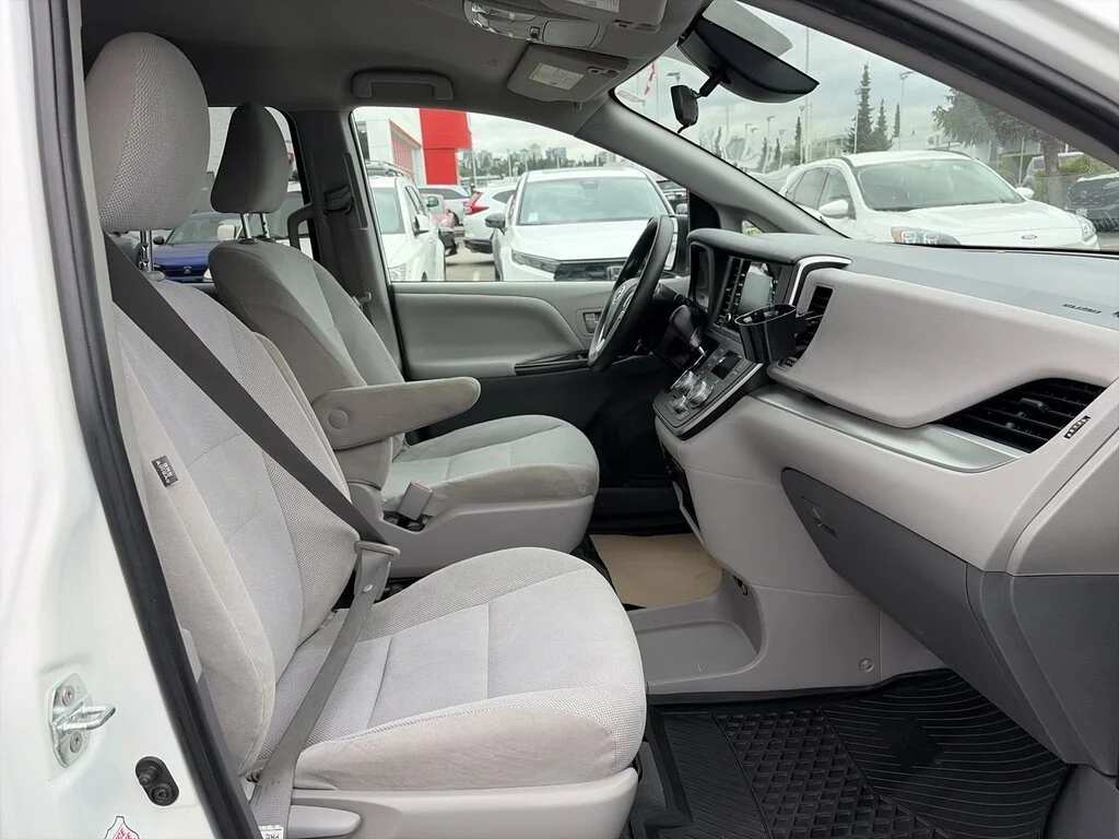 Used 2020 Super White Toyota 7-Passenger V6 Dilawri Certified   Local BC   Spac image 32