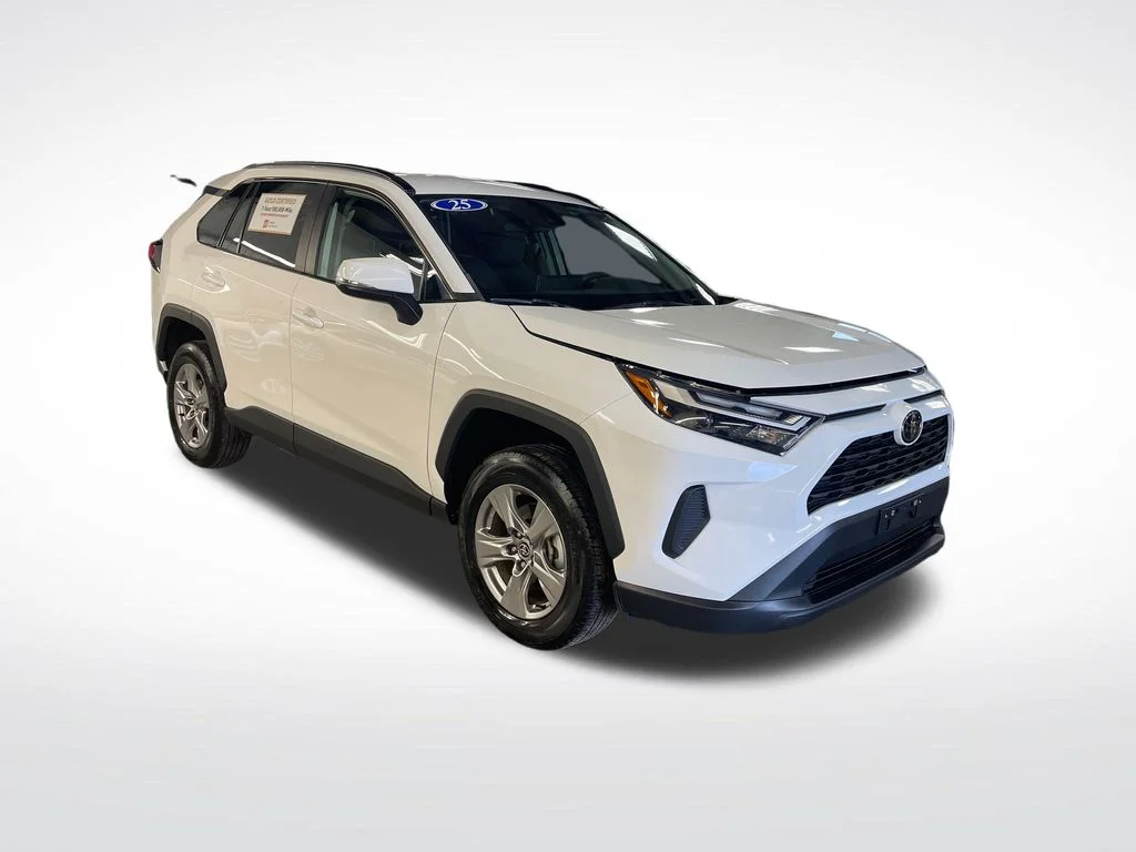 2025 Toyota RAV4 XLE - Photo 7
