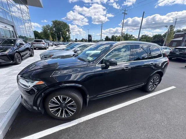 Used 2022 Black Volvo T6 Momentum image 3