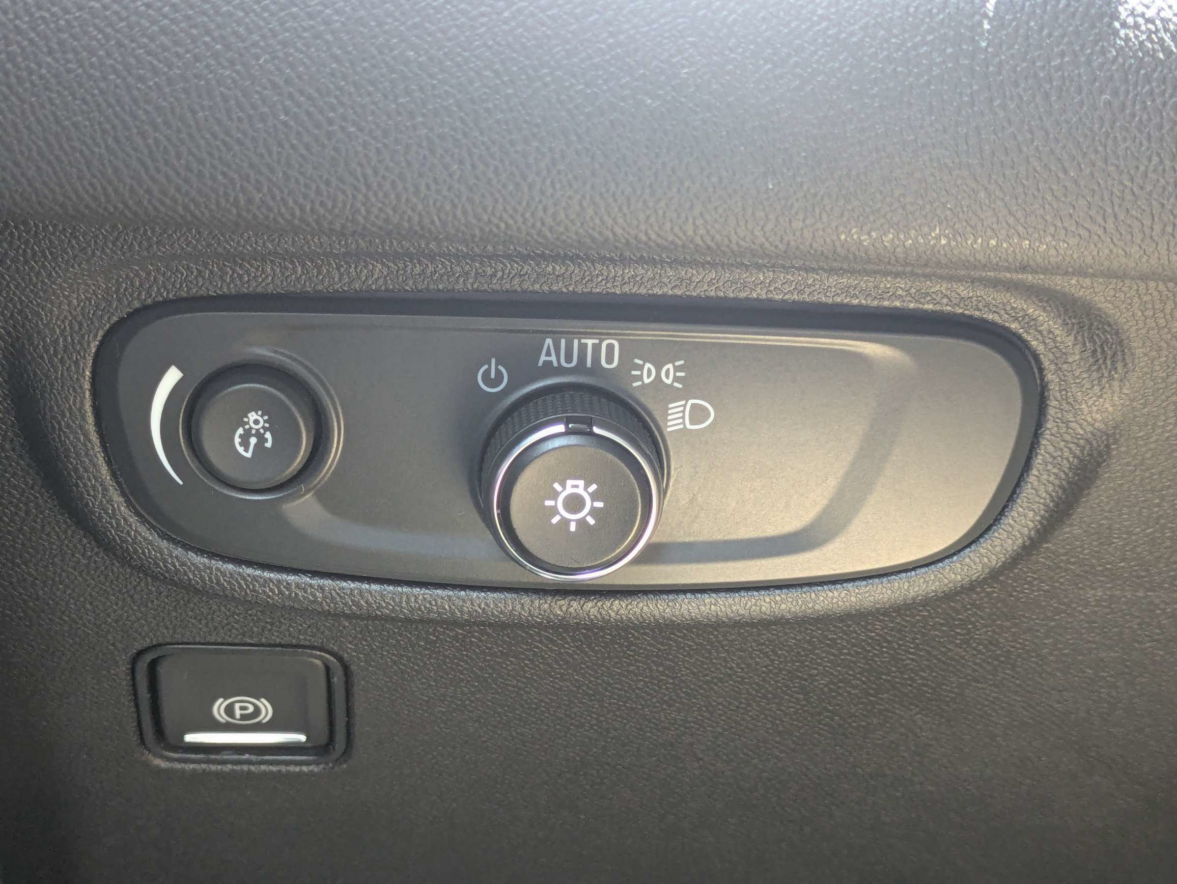Used 2024 Summit White GMC SLE image 28