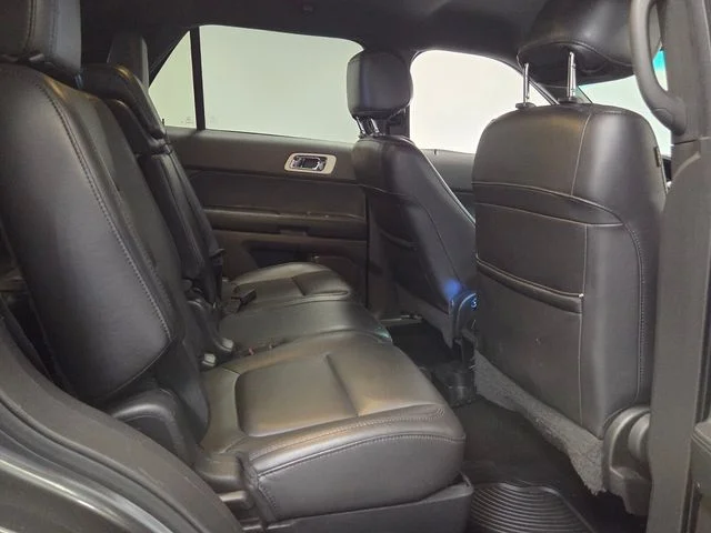 Used 2015  Ford Limited image 16