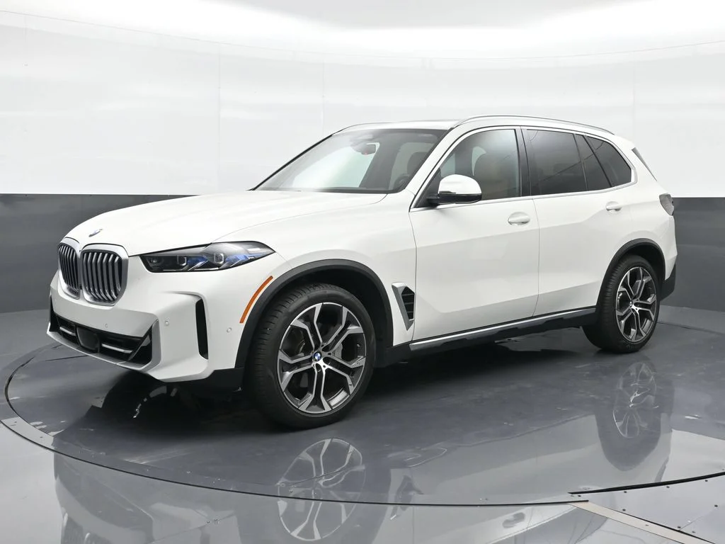 Used 2025 Alpine White BMW sDrive40i image 1