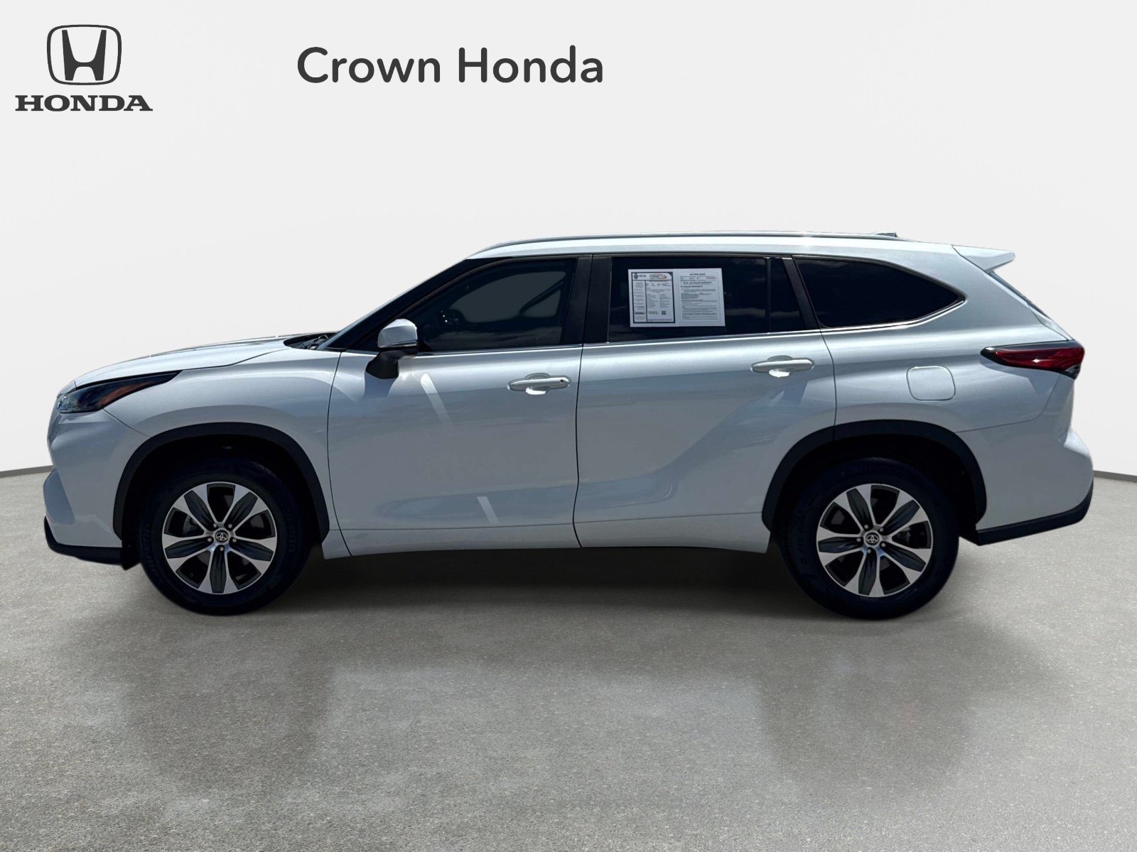 Used 2023 Wind Chill Pearl Toyota XLE image 2