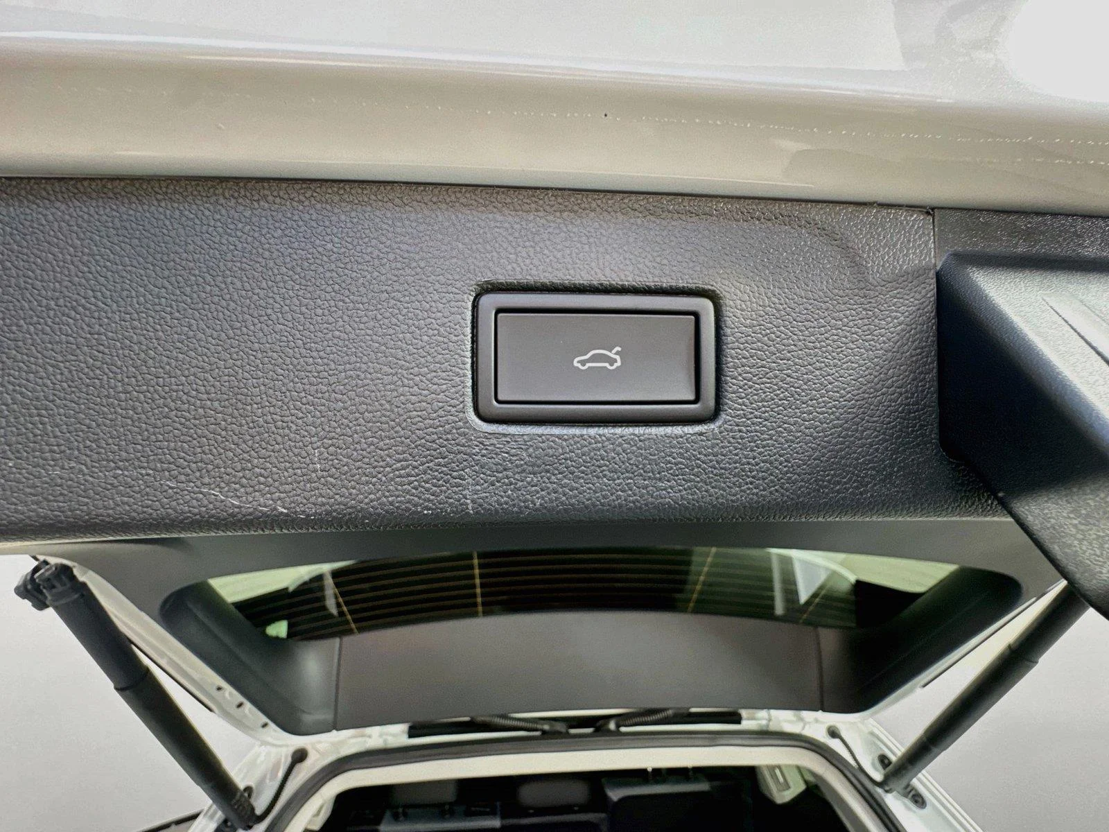 New 2027 Opal White Pearl Volkswagen SE w/Technology image 36