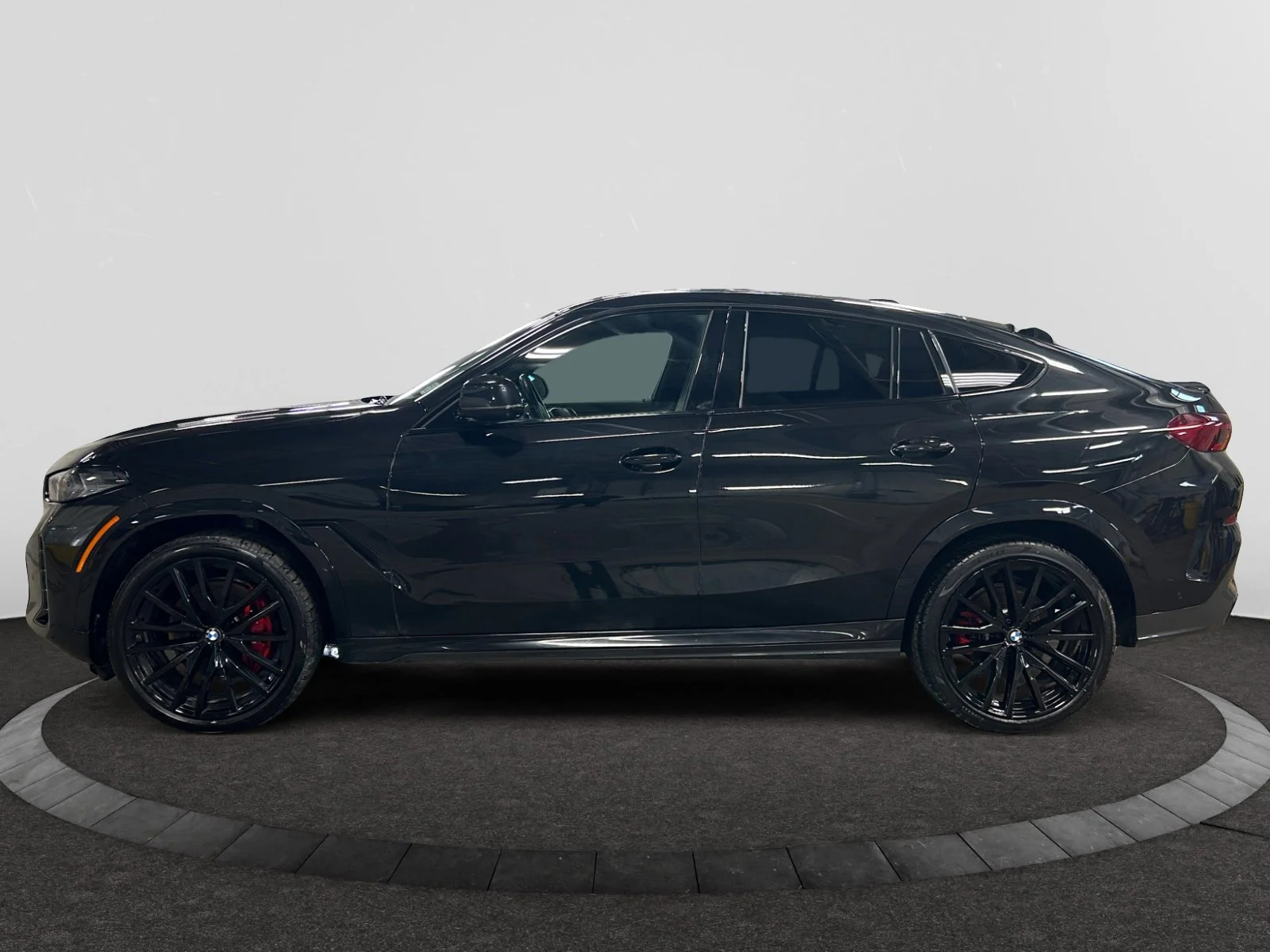 Used 2024 Black BMW xDrive40i image 2