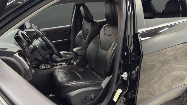 Used 2020 Diamond Black Crystal Pearlcoat Jeep Limited image 9