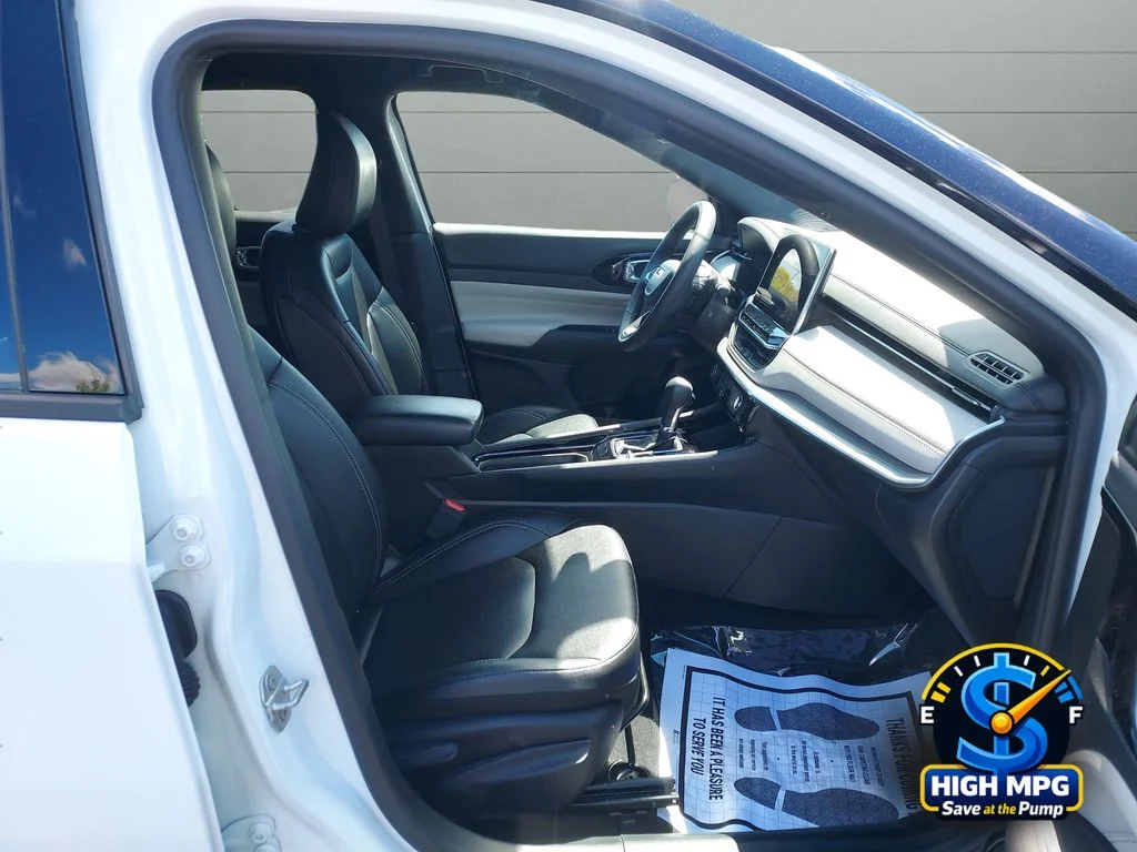 Used 2025 White Jeep Limited image 19