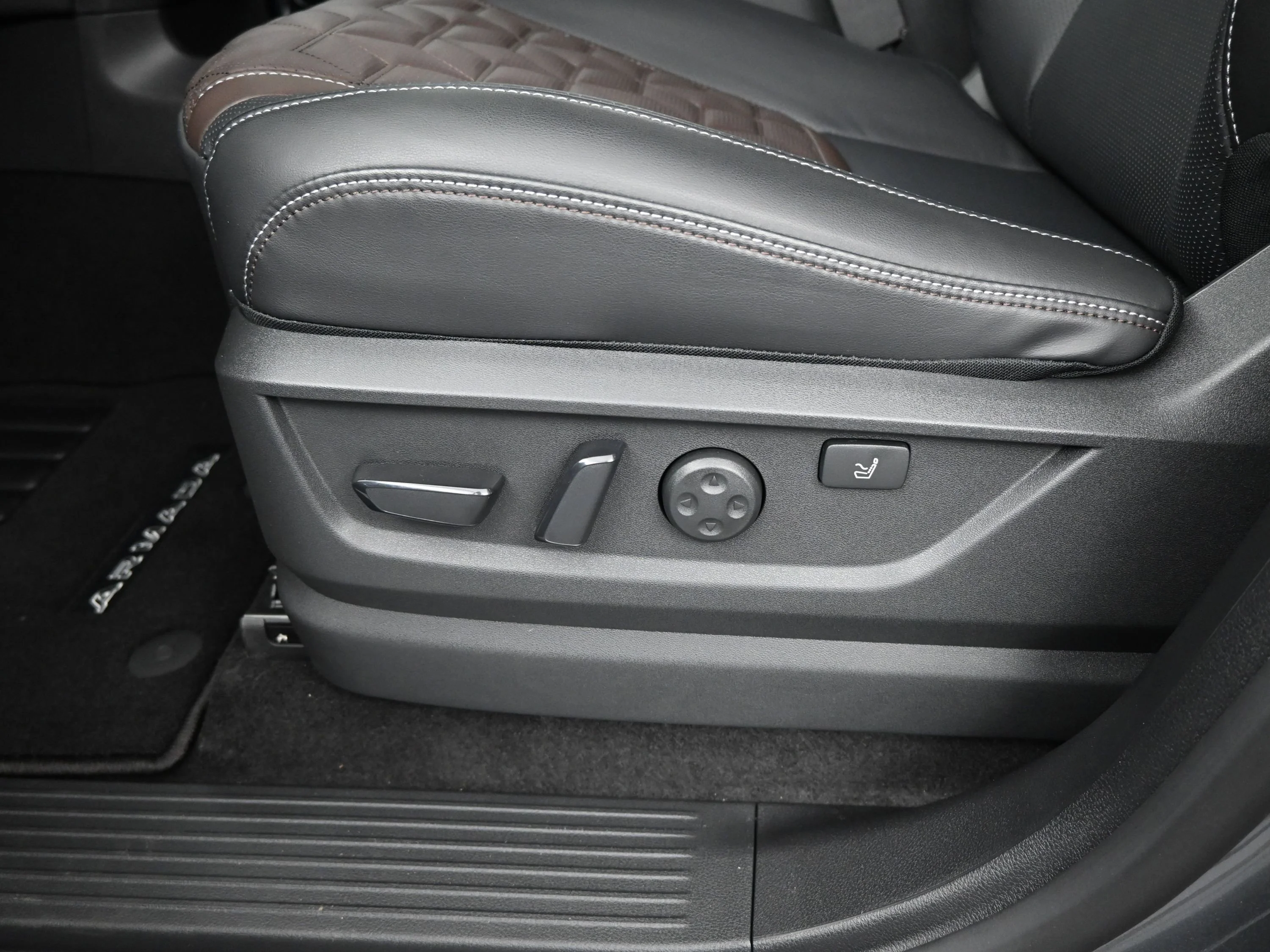 New 2026 Gun Metallic Nissan Platinum Reserve image 10