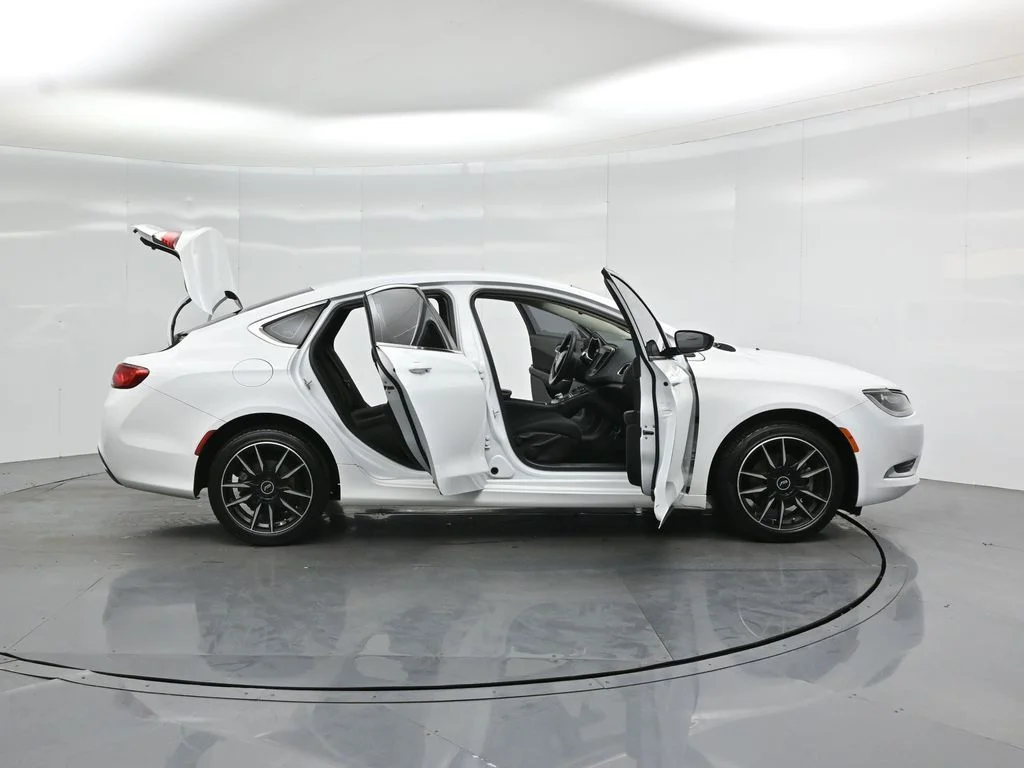 Used 2015 White Chrysler Limited image 4