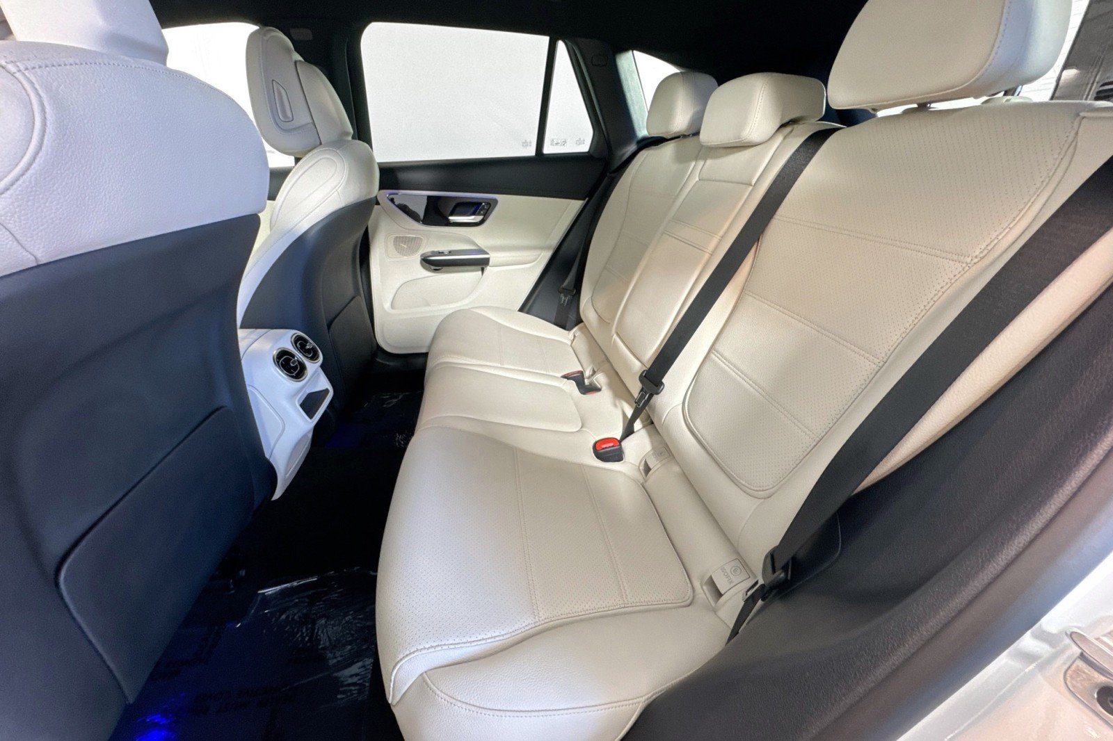 Used 2025 Polar White Mercedes-Benz GLC 300 SUV image 22