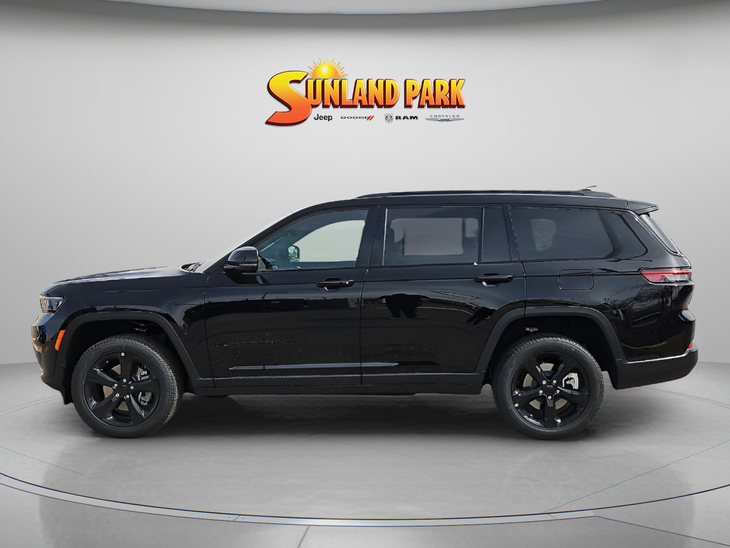 New 2025 Diamond Black Crystal Pearl-Coat Exterior Paint Jeep Limited image 3