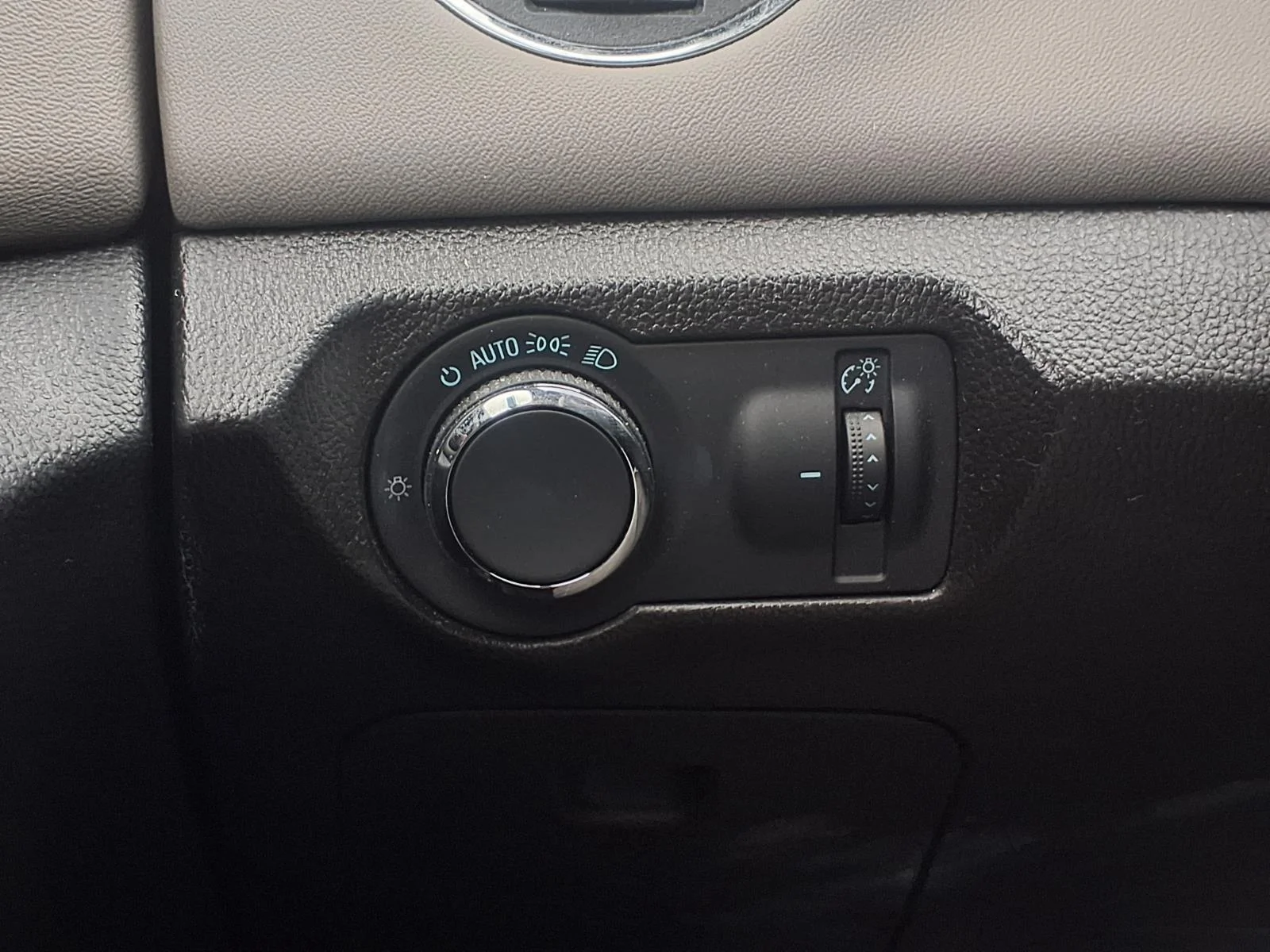Used 2014 Silver Ice Metallic Chevrolet 1LT image 11