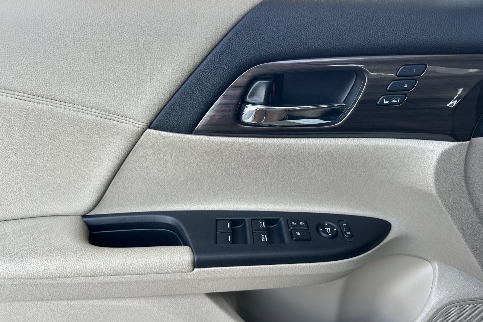 Used 2017 White Honda Touring image 11