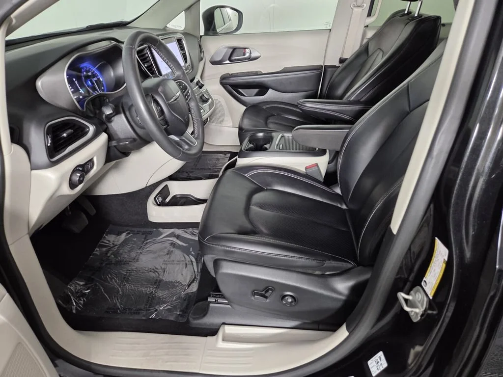Used 2023 Brilliant Black Crystal Pearlcoat Chrysler Touring L image 10