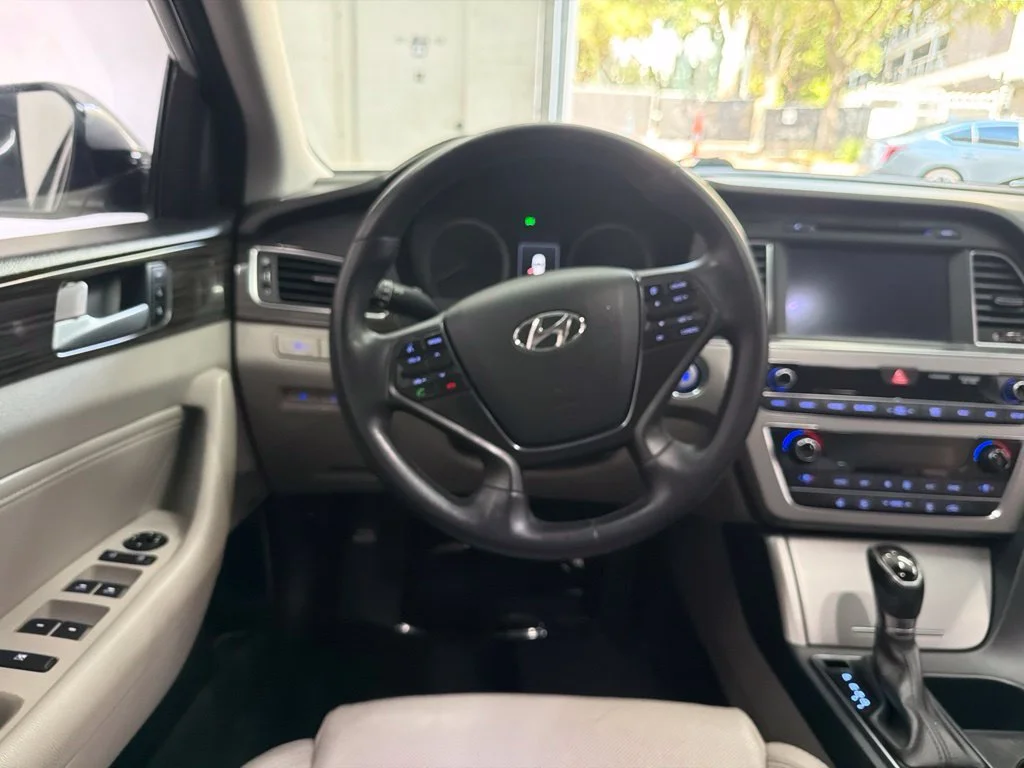 Used 2015 Silver Hyundai Limited image 25