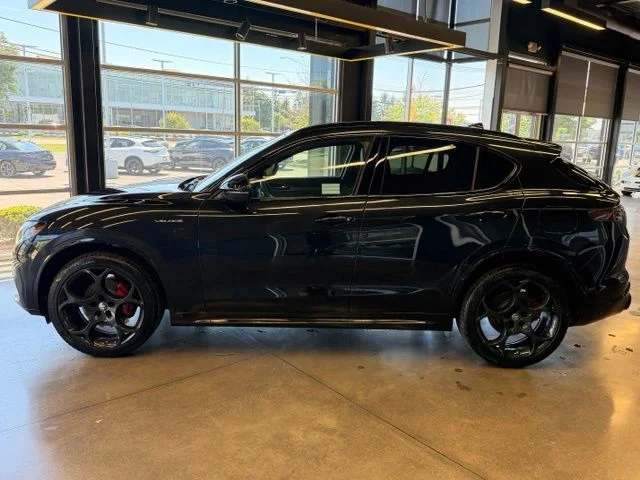 New 2026 Vulcano Black Metallic Exterior Paint Alfa Romeo Base image 2