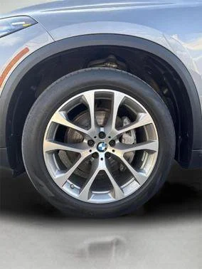 Used 2024 Gray BMW xDrive40i image 10