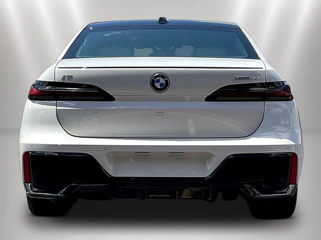 Used 2023 Alpine White BMW xDrive60 image 5