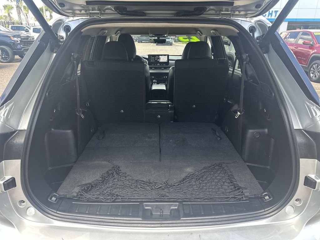 Used 2025 Silver Mitsubishi SE image 18