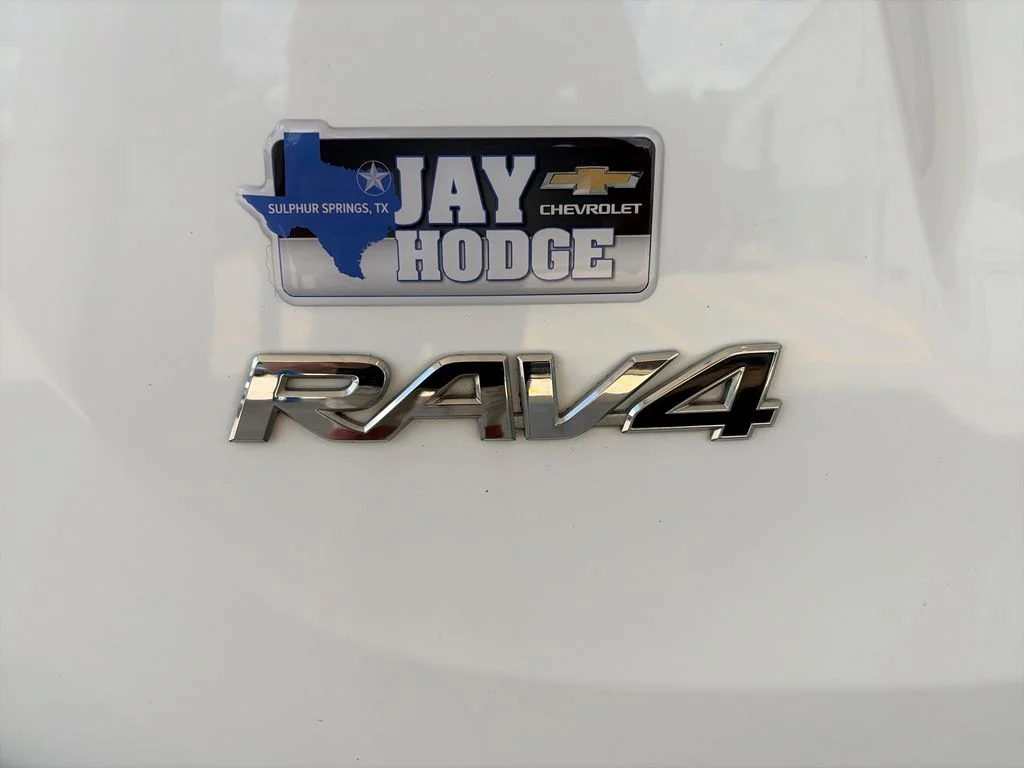 Used 2013 White Toyota LE image 22