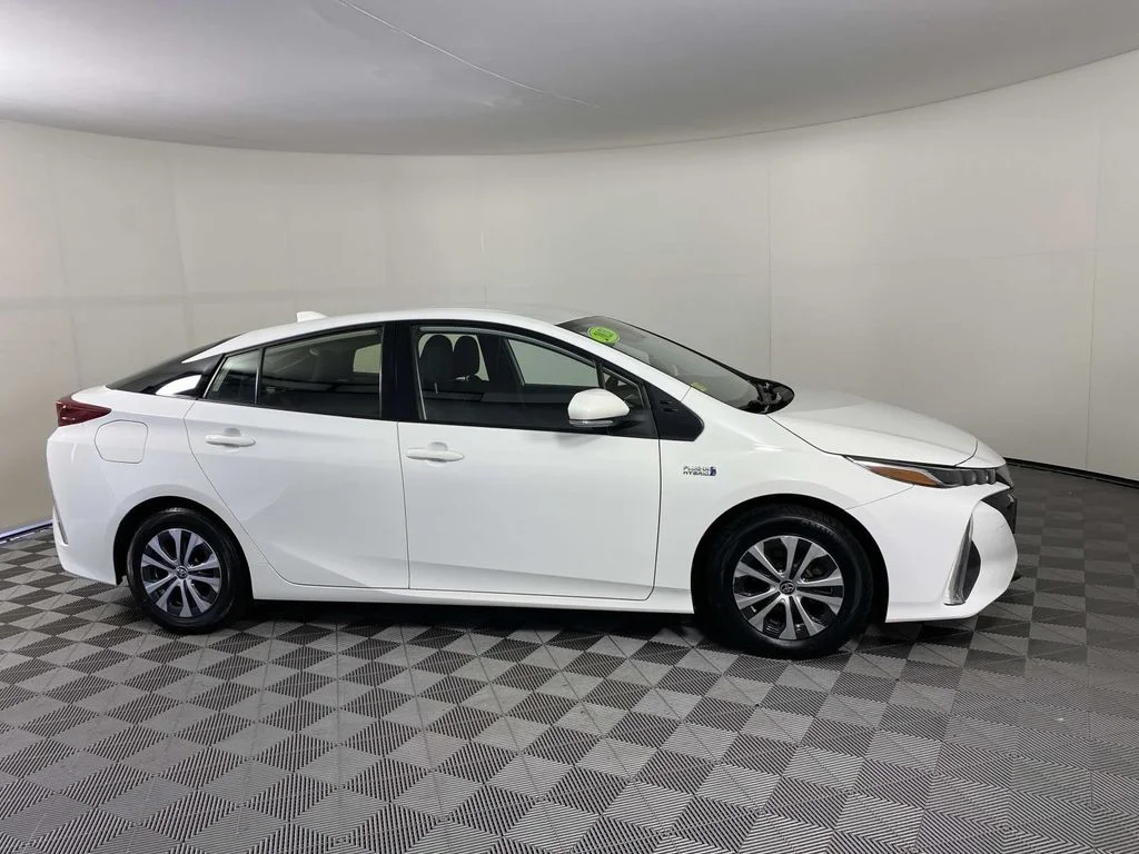 Used 2021 White Toyota LE image 10