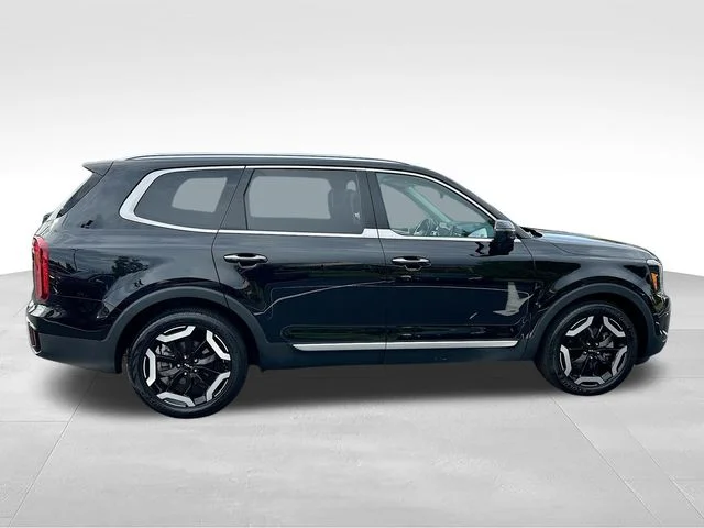 Used 2023 Black Kia S image 2