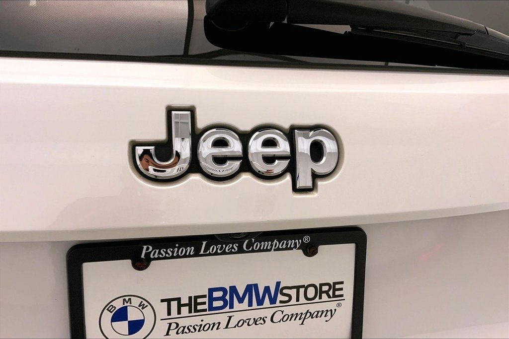 Used 2018 Ivory Jeep Overland image 30