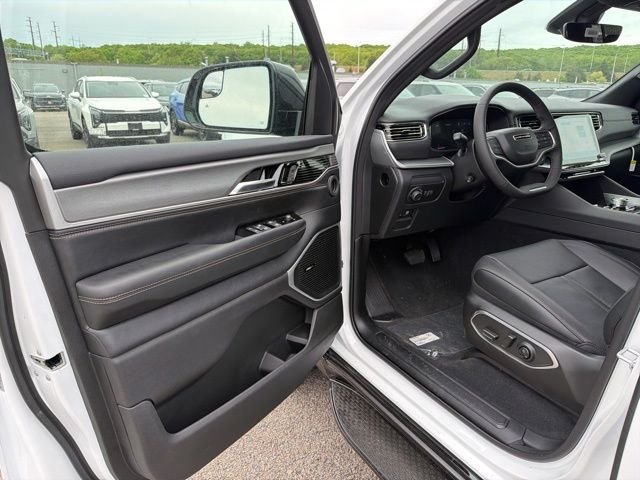 New 2026 Bright White Clear-Coat Exterior Paint Jeep Limited Altitude image 11