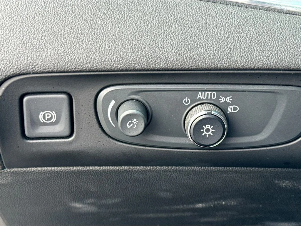 Used 2020  Buick Essence image 10
