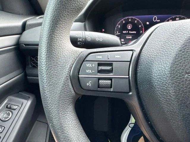 Used 2025 White Honda SE image 24