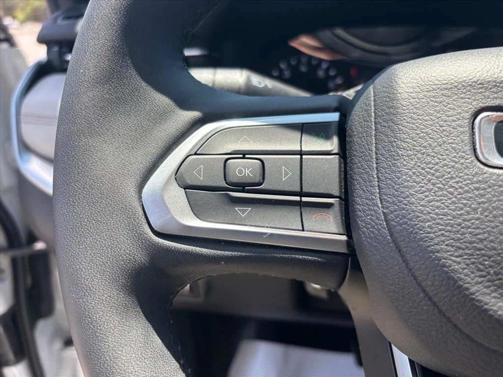 Used 2025 White Jeep Limited image 16