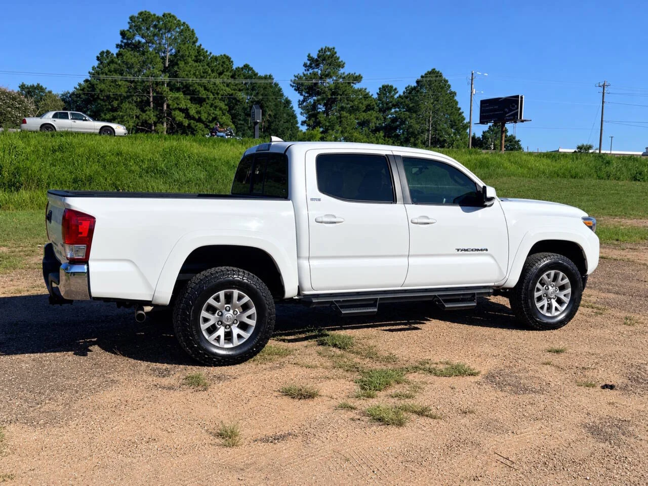 Used 2017 White Toyota SR5 V6 4x2 4dr Double Cab 5.0 ft SB image 5