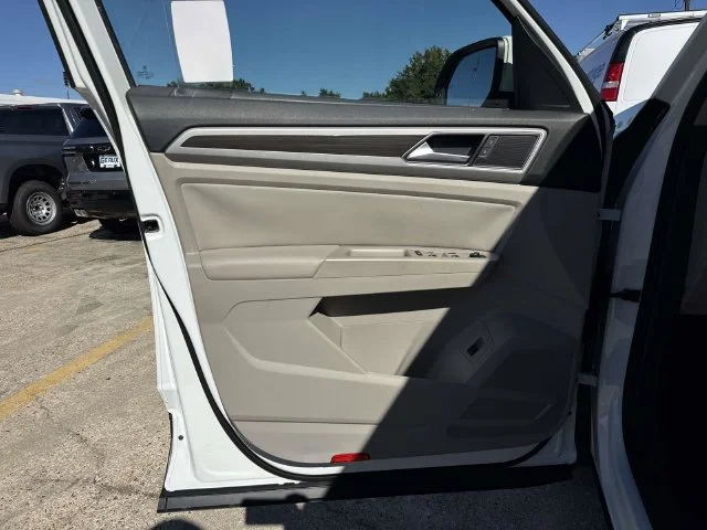 Used 2018 White Volkswagen 3.6L V6 SE image 33