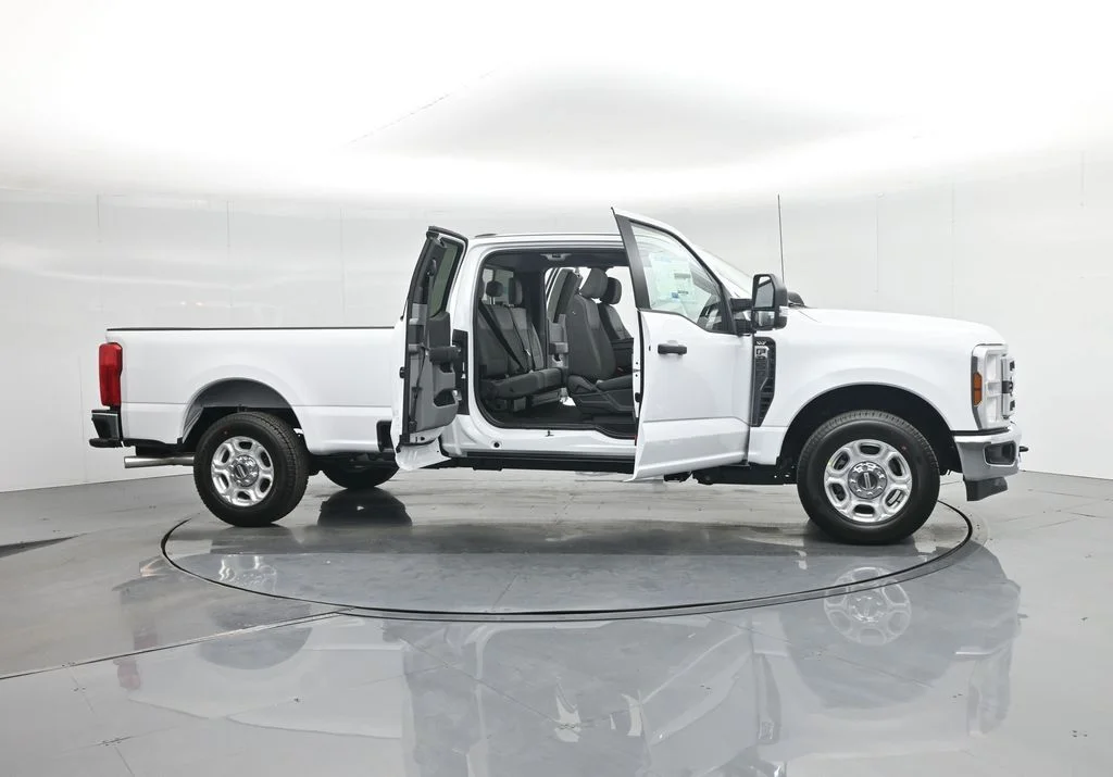 New 2026 Oxford White Ford XLT image 34